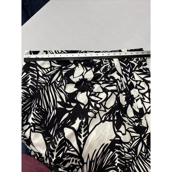 Lane Bryant Women's 20 Black White Floral Wrap Skirt BOHO Resort Vacation Travel - Picture 7 of 8